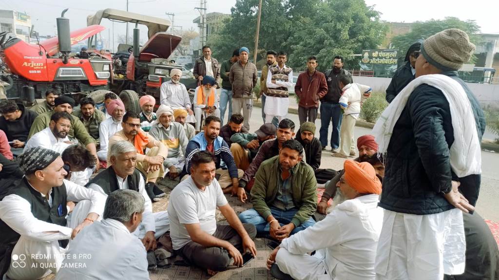 Joint Kisan Morchas protest in front of the tractor agency ends farmer to receive a new tractor